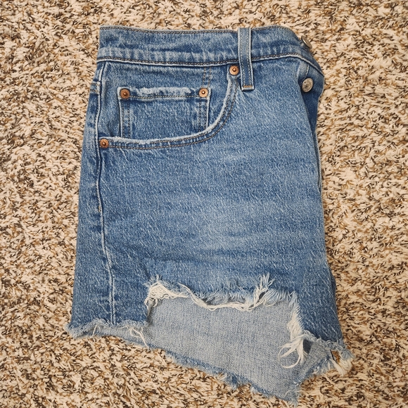 Levi’s 501 Medium Wash Mid-Rise Distressed Cut-Off Denim Shorts W30 - Picture 8 of 8